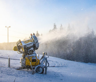 Mitä kylmempää on, sitä tehokkaammin saadaan rinteet lumetettua. Tykitetty lumi kestää lämpöä ja vesisadetta luonnon lunta paremmin.