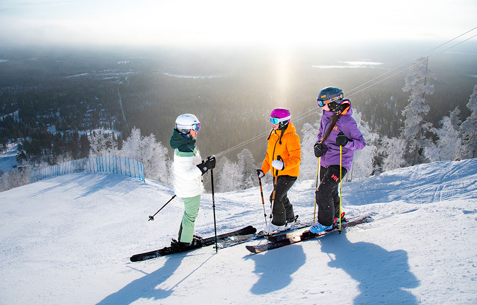 Laskiaiseen kuuluu hohtavat hanget ja hyvä seura mäessä. Ruokapuoleen kuuluu ehdottomasti laskiaispulla, mutta kuuluuko se nauttia hillolla vai mantelimassalla?