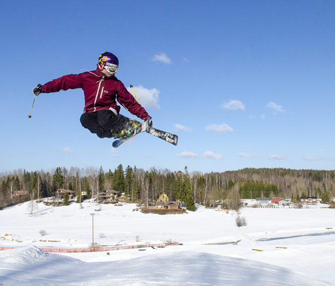 Freestyle sopii monen tasoisille ja kaiken ikäisille laskijoille. Näyttäviäkin temppuja on helppo oppia.