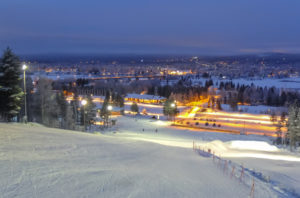 Kausi Ounasvaaralla on pitkä. Ainakin viiden kuukauden ajan Rovaniemellä lasketaan aamu kymmenestä ilta seitsemään. Sunnuntaisin ja juhlapyhinä laskupäivä päättyy kello 17.00. Kuva: Jouni Laaksomies