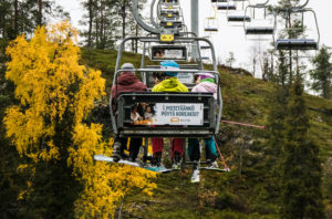 Innokkaimmat olivat odottamassa hissien aukeamista jo heti aamusta.