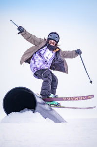 Saariselällä on jo kahtena keväänä innostetttu tyttöjä mäkeen Girls Go Shred -tapahtumalla. Naisenergiaa on käytetty myös parkin suunnittelussa. Kuva Juha Kauppinen, laskija Wilma Löfgren.