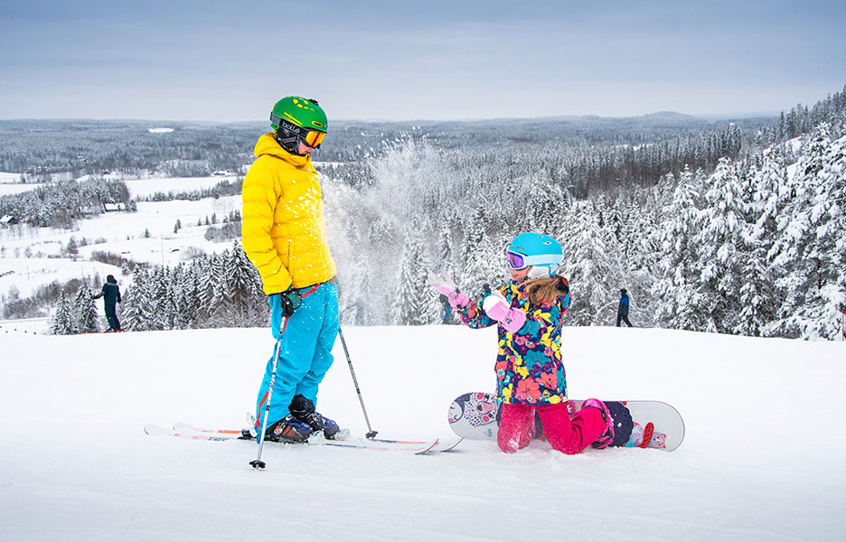 Laskettelu ja lautailu ovat tuoreen tutkimuksen mukaan suomalaislasten suosikkilajeja. Kansainvälinen lumipäivä, FIS World Snow Day, innostaa lapsia ja nuoria lumella liikkumiseen. Myös moni suomalaiskeskus, kuten kuvan Himos, on mukana teemapäivässä.