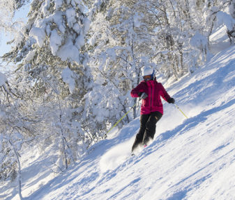 Helmikuun aurinko tarkoittaa usein myös kovia pakkasia. Parikymmentä pakkasastetta ei laskettelijan menoa hidasta, mikäli on pukeutunut oikein.