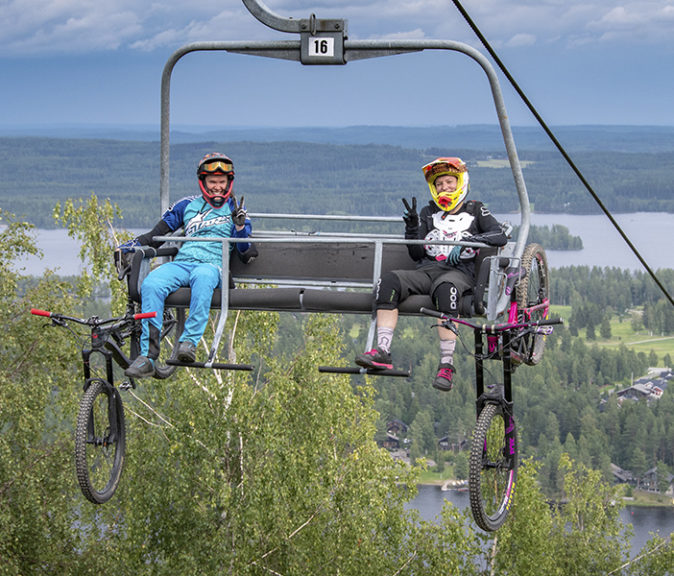 Alamäkiajo ja enduropyöräily sopivat mainiosti laskettelijoiden ja lautailijoiden kesään. Tahkolla mäen päälle noustaan tuolihissillä