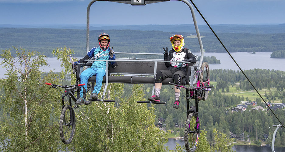 Alamäkiajo ja enduropyöräily sopivat mainiosti laskettelijoiden ja lautailijoiden kesään. Tahkolla mäen päälle noustaan tuolihissillä