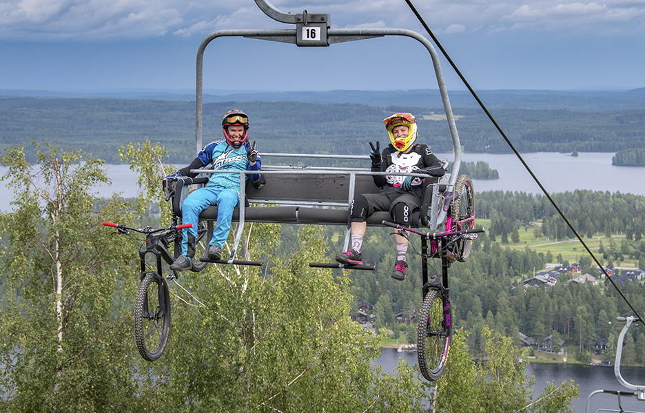 Alamäkiajo ja enduropyöräily sopivat mainiosti laskettelijoiden ja lautailijoiden kesään. Tahkolla mäen päälle noustaan tuolihissillä