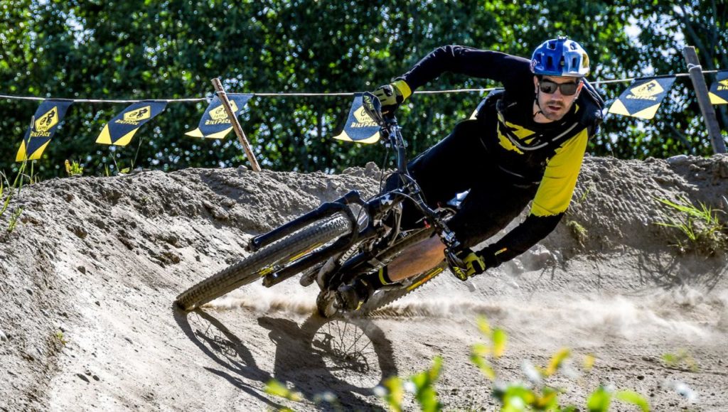 Matti Lehikoinen on Suomen Hiihtokeskusyhdistyksen FMBIA-kouluttaja ja toinen koulutusohjelman rakentajista. Lisäksi hän ohjaa kesäisin leirejä mm. Sappeen bikeparkissa.