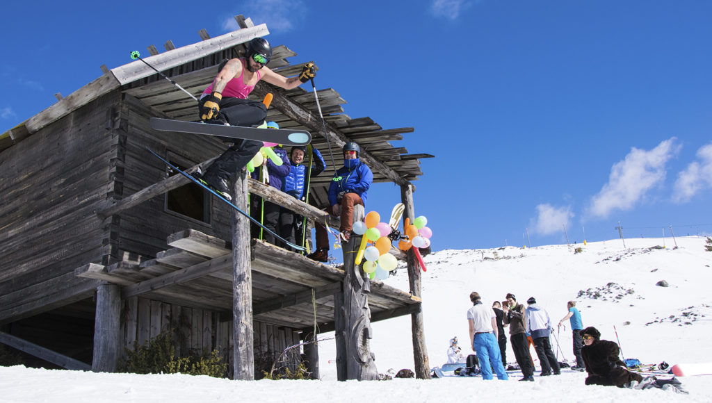 Lunta! Aurinkoa! Karnevaalimeininkiä! Kavereita! Vappu hiihtokeskuksessa kannattaa kokea.
