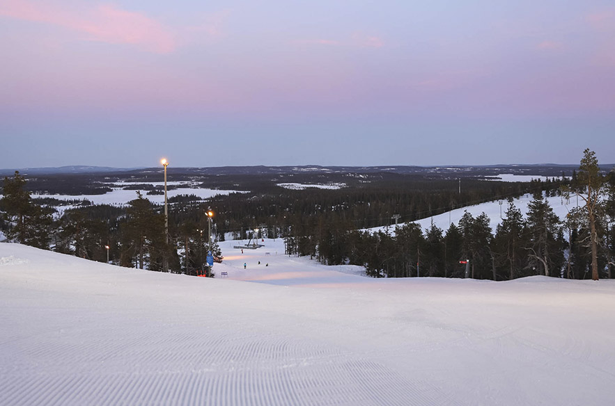 Pääsiäisenä on Rukalle tilattu aurinkoa ja huippukuntoisia rinteitä. Vaikka kausi jatkuu aina 9. toukokuuta 2019 saakka, niin kauden viimeinen iltamäki lasketaan tulevana perjantaina. Pitkäperjantai on siis todella nimensä mukainen, sillä rinteet ovat avoinna kello 23 saakka. Muina iltoina Rukalla pääsee kokeilemaan vauhdin hurmaa rattikelkan kyydissä. Rattikelkkailu on mahdollista 30.4.2019 saakka lauantaista torstaihin kello 19.30–21.30. Pääsiäisen ohjelman löydät Rukan sivuilta.