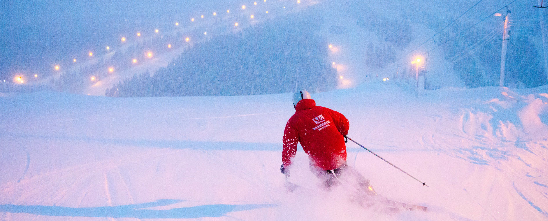 Der Großteil der finnischen Pisten ist beleuchtet, somit kann auch bei Dunkelheit Ski gefahren werden. Der abgebildete Skifahrer genießt eine Abendfahrt in Saariselkä.