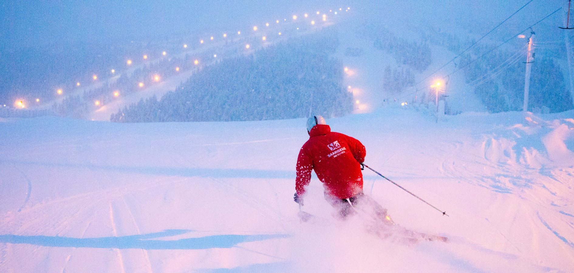 Der Großteil der finnischen Pisten ist beleuchtet, somit kann auch bei Dunkelheit Ski gefahren werden. Der abgebildete Skifahrer genießt eine Abendfahrt in Saariselkä.