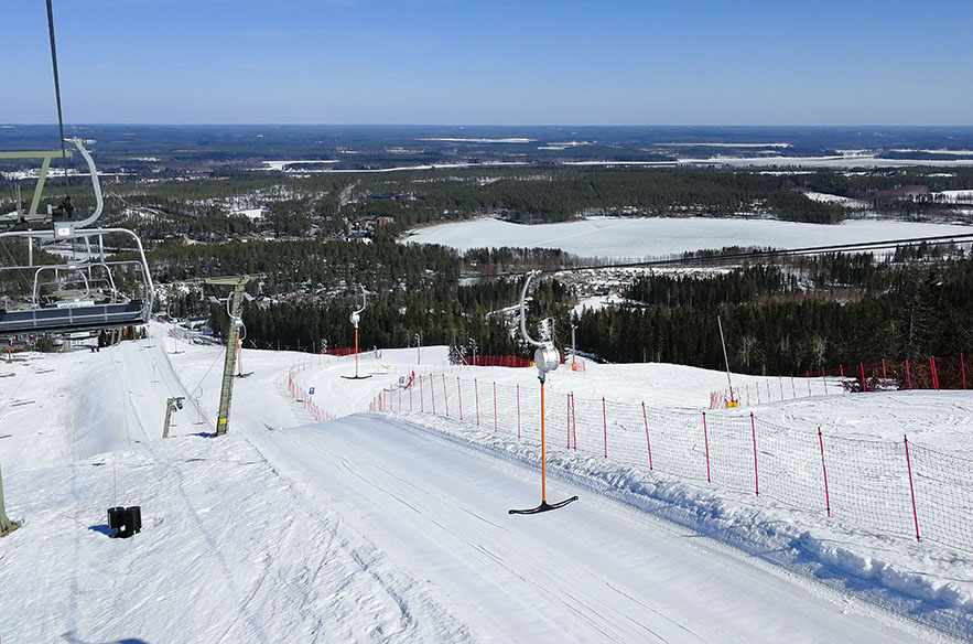 Vuokatissa aurinko hellii ja rinteet on mahtavassa laskukunnossa, kuten tiistaina 16.4.2019 otettu kuva näyttää. Pääsiäisenä Vuokatin kaikki rinteet ovat auki.