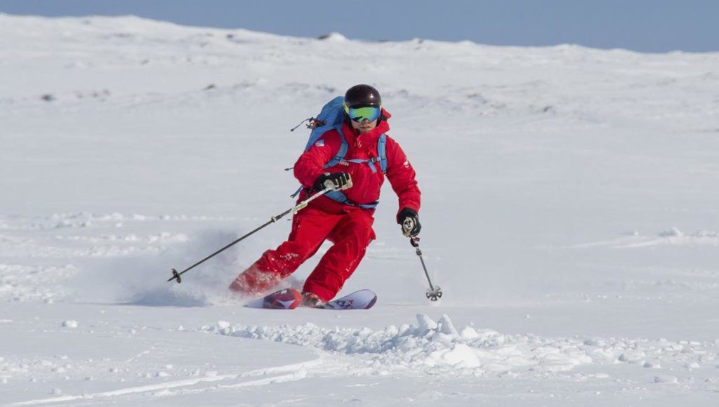 Pallaksen Pöllöt -hiihtokoulun johtaja Juuso Holstein on jättänyt ”toimistomaisemat” ja lähtenyt hiihtokoulun kanssa kiertueelle ympäri Suomea.