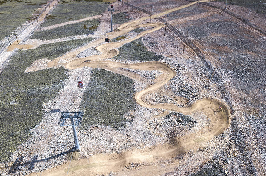 Ylläksen bike park on pitkä ja monipuolinen. Ylös noustaan gondolilla. Kuva: Eetu Leikas