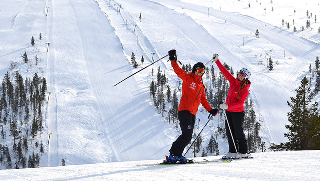 Eine der vielen Skischulen hilft Ski-Anfängern beim Lernen.
