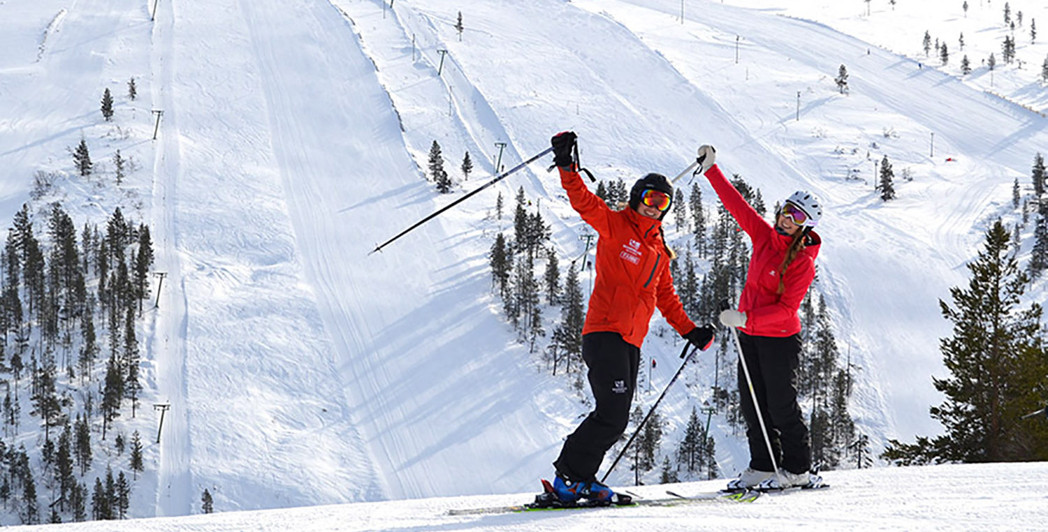 Eine der vielen Skischulen hilft Ski-Anfängern beim Lernen.