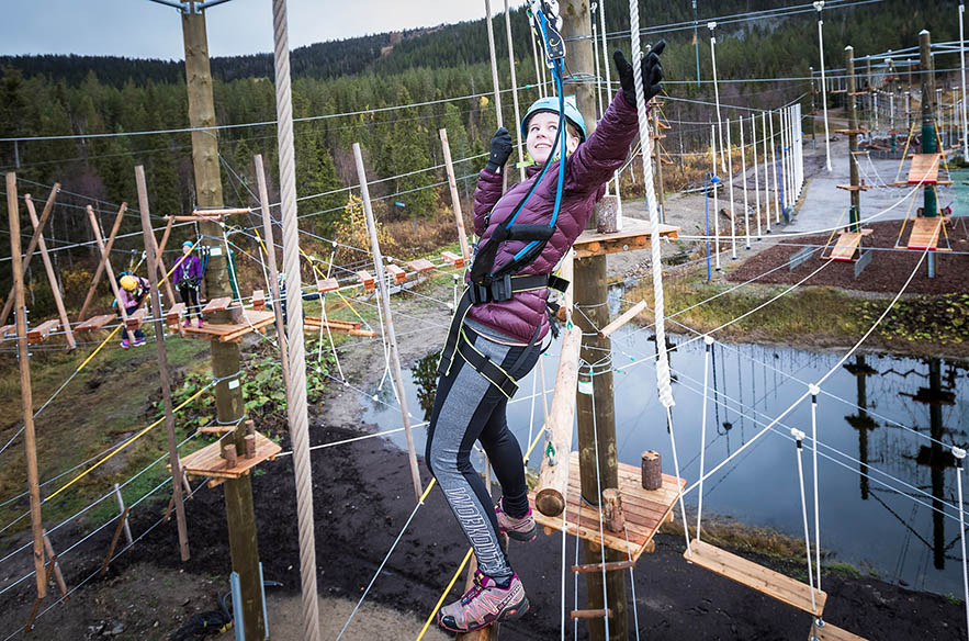 Eturinteillä lasketaan jo lokakuussa 2019. Tekemistä Levillä on syyslomalla paljon laskettelun lisäksi. Seikkailupuisto on todennäköisesti monen lomalaisen suosikki. Kuva: Teemu Moisio