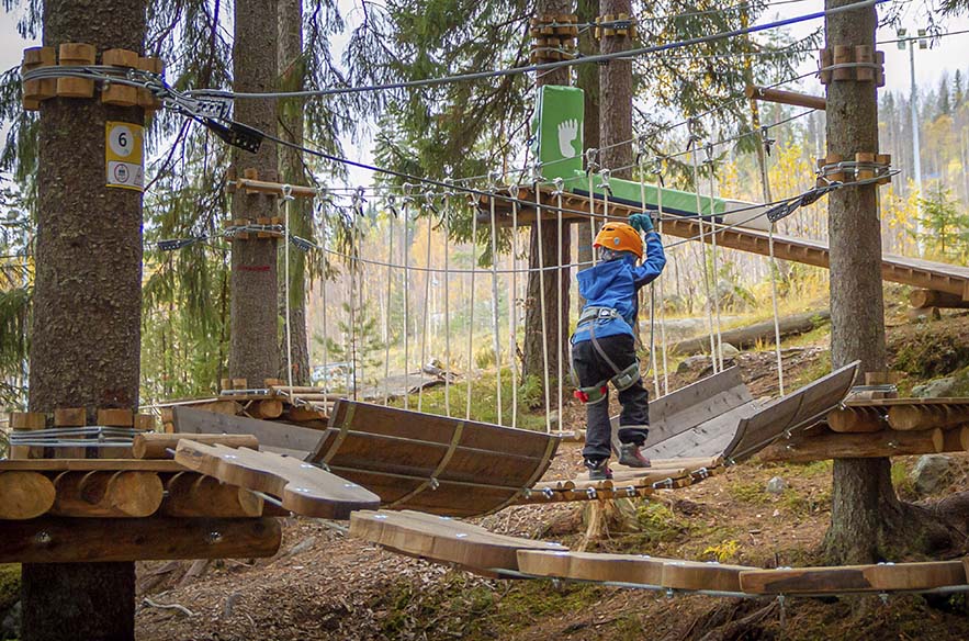 Seikkailupuisto on monen koululaisen syyslomasuosikki. Kuva on Laajiksen seikkailupuistosta.