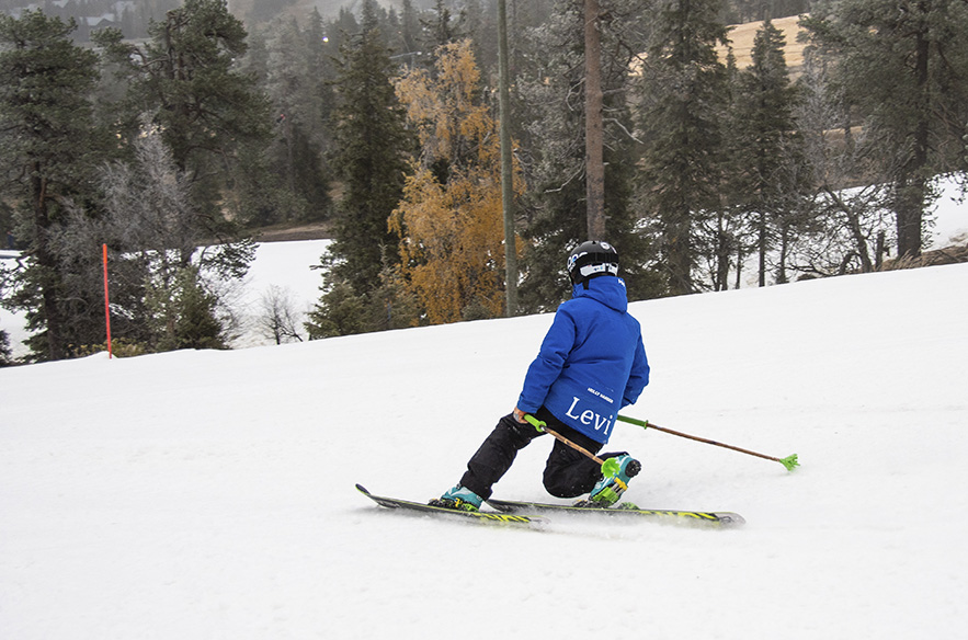 Levi Snow Sport Academyn valmentaja Pepe Vanninen toi oppilaansa Rukan rinteille.