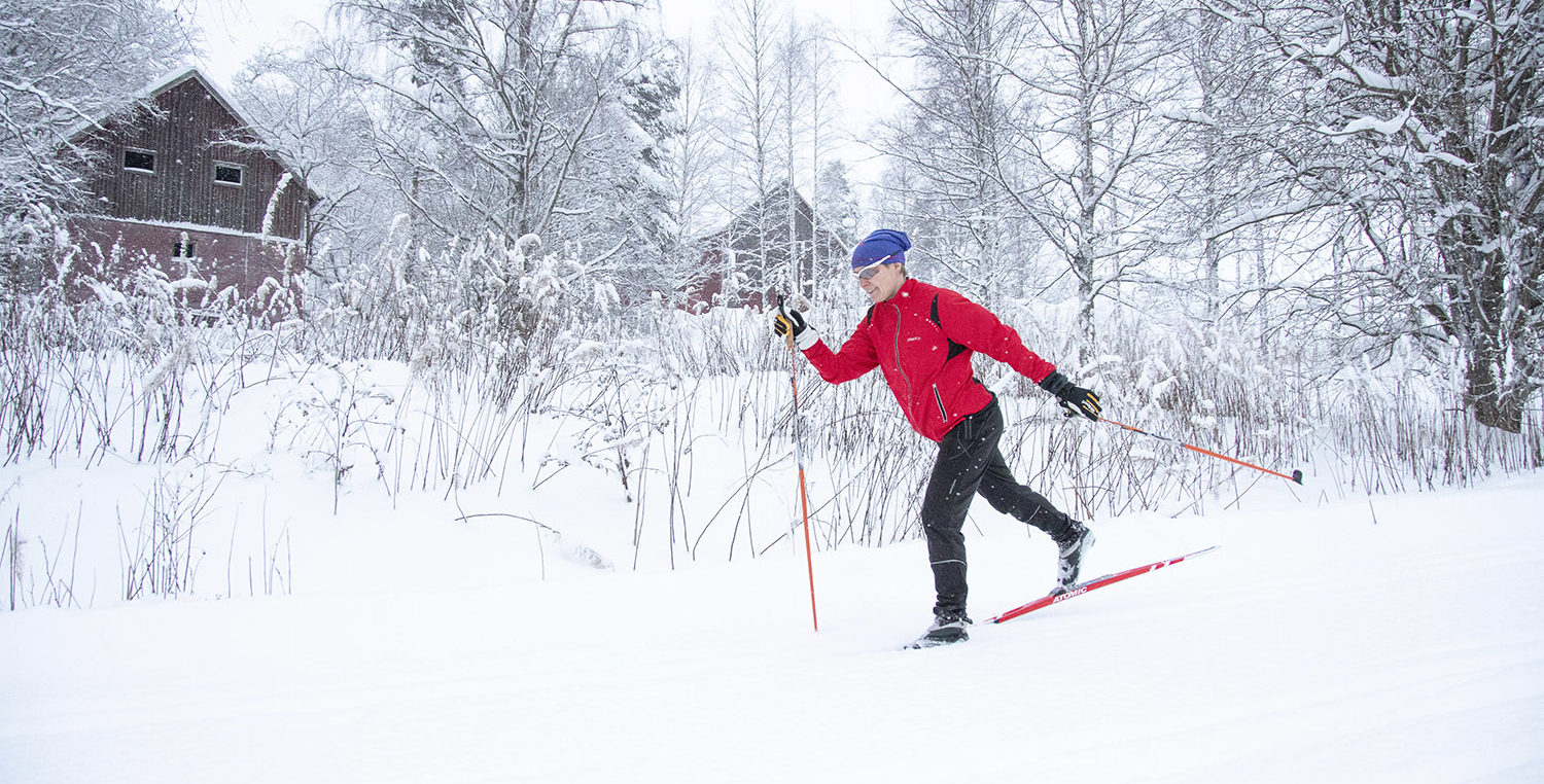 Oikean pituiset maastohiihtosauvat auttavat ergonomisen hiihtoasennon löytymisessä.