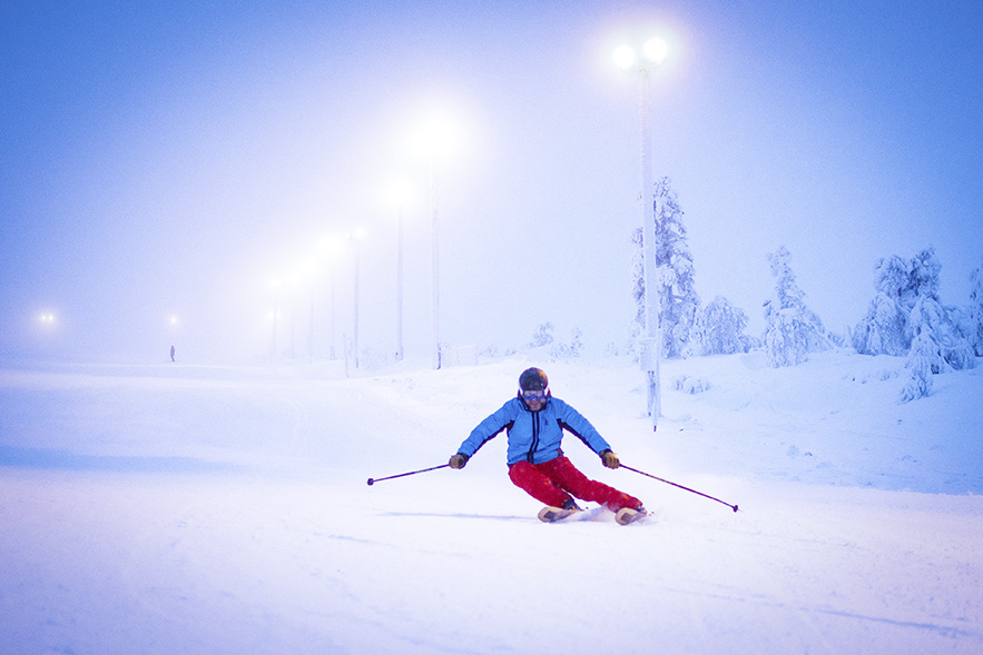 Pohjoisrinteillä on mainiot laskut, mutta kovassa pakkasessa ja viimassa moni laskettelija välttelee nousua tunturin huipulle ankkurihissillä.