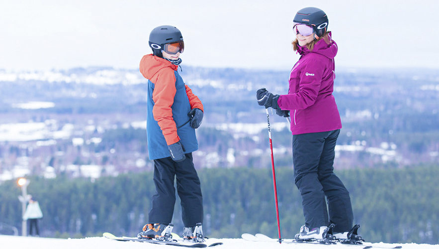 Vuokatissa on tällä hetkellä avoinna Länsirinteet 10 ja 12. Tavoitteena on avata 5.12.2019 Pohjoisrinteiltä Alakatti-rinne sekä lasten alueet. Kauden avajaisia Vuokatissa vietetään 7.12.2019. Laskettelijat Vuokatin rinteillä kuvasi Antti Harju 19. marraskuuta 2019.