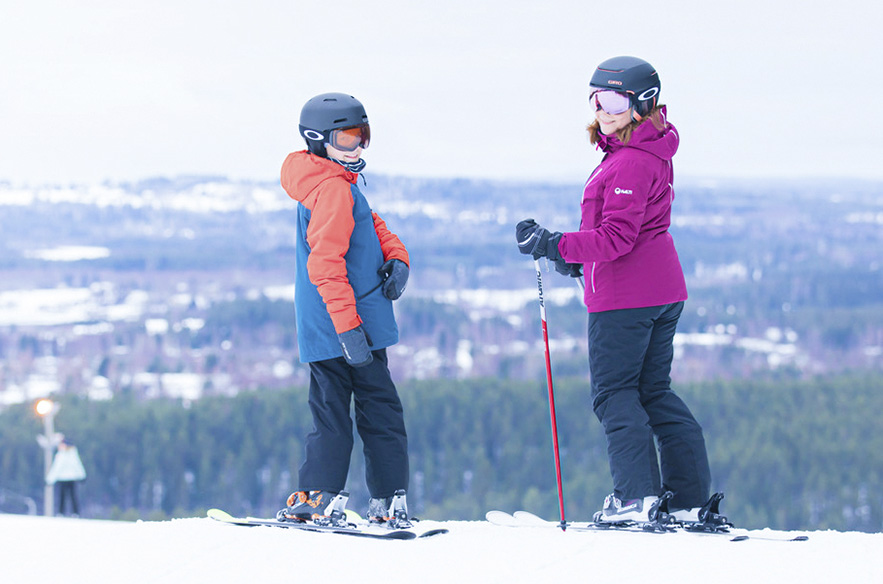 Vuokatissa on tällä hetkellä avoinna Länsirinteet 10 ja 12. Tavoitteena on avata 5.12.2019 Pohjoisrinteiltä Alakatti-rinne sekä lasten alueet. Kauden avajaisia Vuokatissa vietetään 7.12.2019. Laskettelijat Vuokatin rinteillä kuvasi Antti Harju 19. marraskuuta 2019.