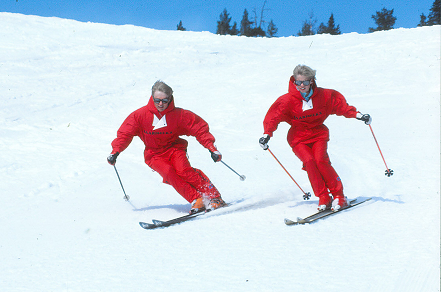 Saariselän kausi on pitkä. Kuvan hiihdonopettajat laskemassa Saariselän rinteillä vuonna 1986.