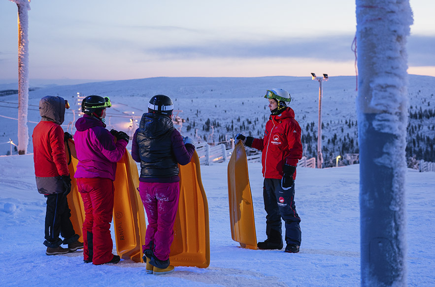 Suomen pisimmän pulkkamäen päälle noustaan tuolihissillä.