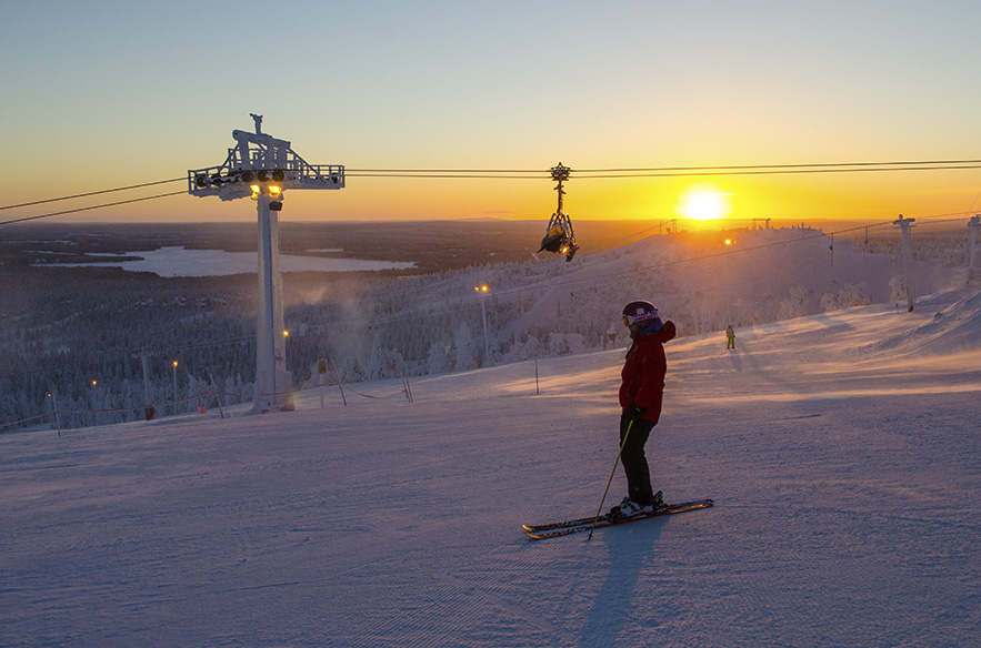 Myös kaamoksen aikaan aurinko voi näyttäytyä ja värjätä maiseman uskomattoman kauniiksi.