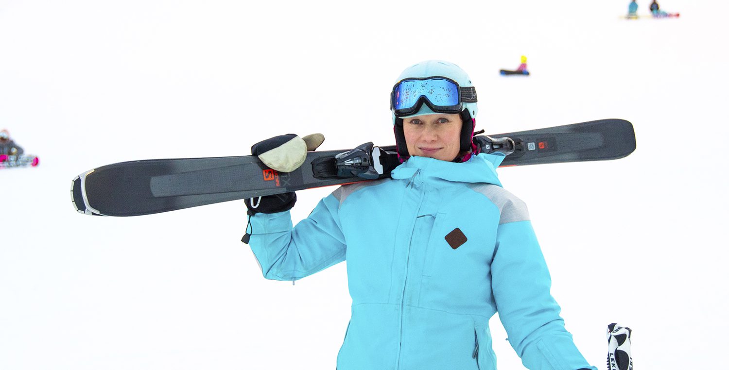 Himoksen hiihdonopettaja Teija Uurinmäki muistuttaa, että ilo on hyvä apuri opetuksessa.