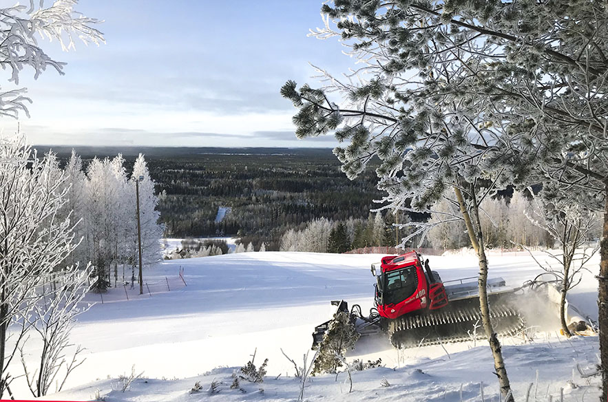 Myös Itä-Suomi on valkoinen. Mustavaaralla rinteet höylätään tunnetusti huippukuntoon.