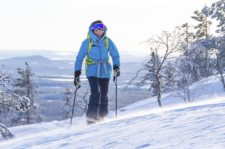 Suksiksi halkaistu spliboard on lumikenkiä kevyempi ja näppärämpi keino päästä koskemattomien laskujen päälle.