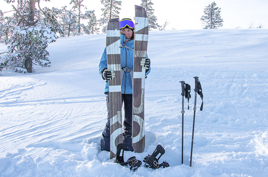 Splitboard vaatii vähän askartelua, mutta on kuitenkin nopea kasattava suksiksi ja takaisin lumilaudaksi.