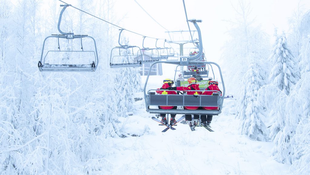 Hiihtokeskuksissa on lunta! Ski patrolit kuvattuna Tahkon lumisissa maisemissa sunnuntaina 9.2.2020.