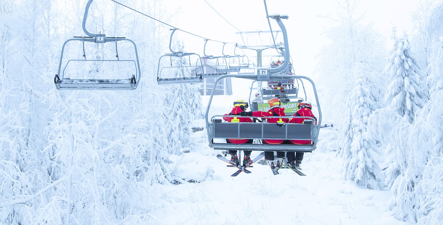 Hiihtokeskuksissa on lunta! Ski patrolit kuvattuna Tahkon lumisissa maisemissa sunnuntaina 9.2.2020.