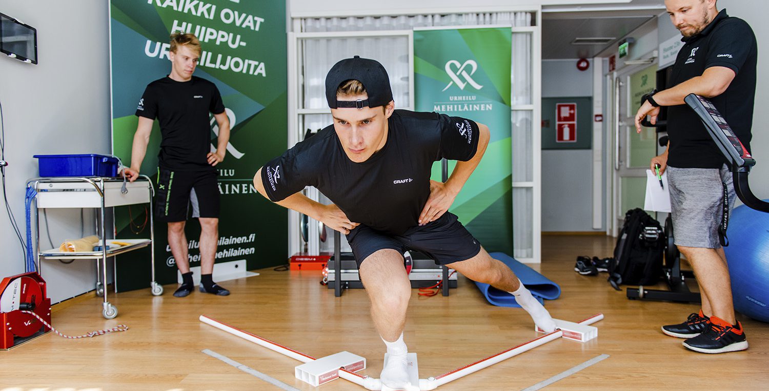 Testaamalla löytyy laskijan ongelmakohdat. Kuvan y-balance -testillä mitataan kehon toiminnallista symmetriaa ja hallintaa. Lisäksi se selvittää liikeratojen mahdolliset puolierot.