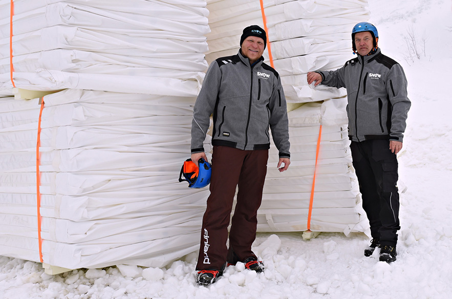 Snow Securen Kalle Palander ja Mikko Martikainen kuvattuna uusien eristemateriaalien kanssa Levillä. Kuva. Arctic Angle