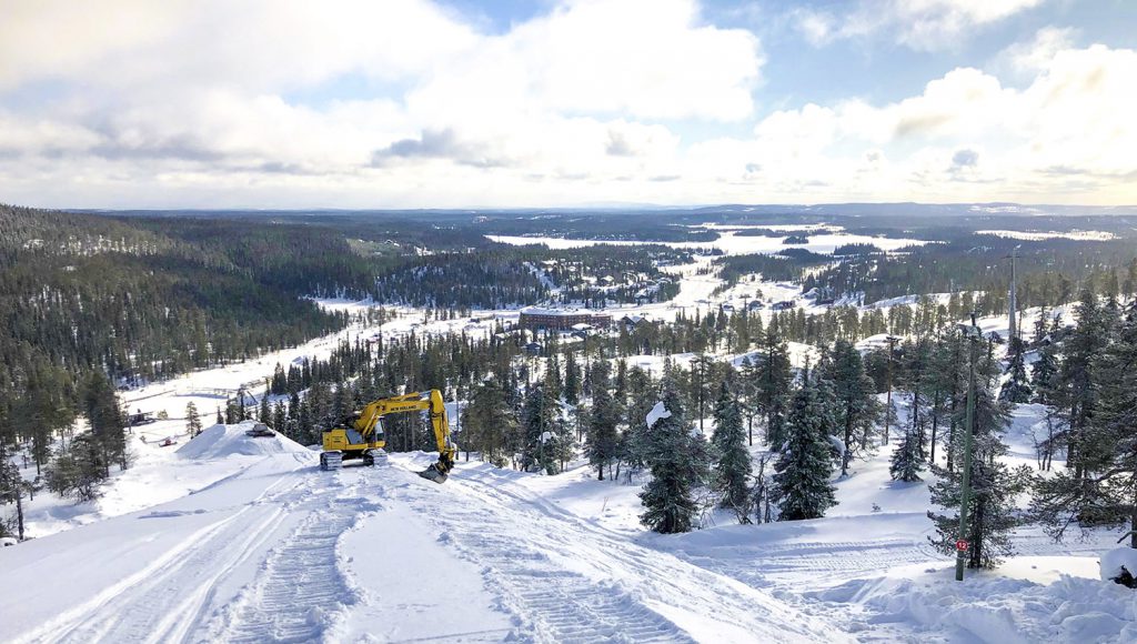 Tunturi ei hiljene kauden päättymiseen, sillä on aika säilöä talven lumet. Kuva: Anssi Lakela