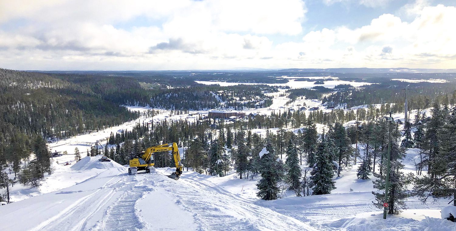 Tunturi ei hiljene kauden päättymiseen, sillä on aika säilöä talven lumet. Kuva: Anssi Lakela