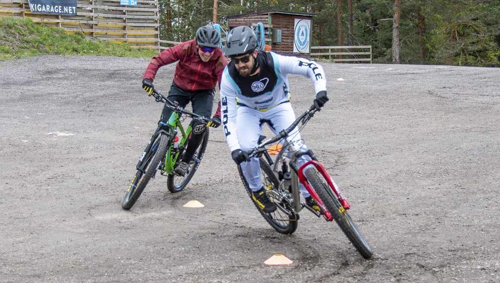FMBIA-ohjaajat opastavat turvalliseen ja hauskaan bike park -pyöräilyyn. Kuvassa FMBIA-koulutusohjelman luoneet Matti Lehikoinen ja Antti Laiho.