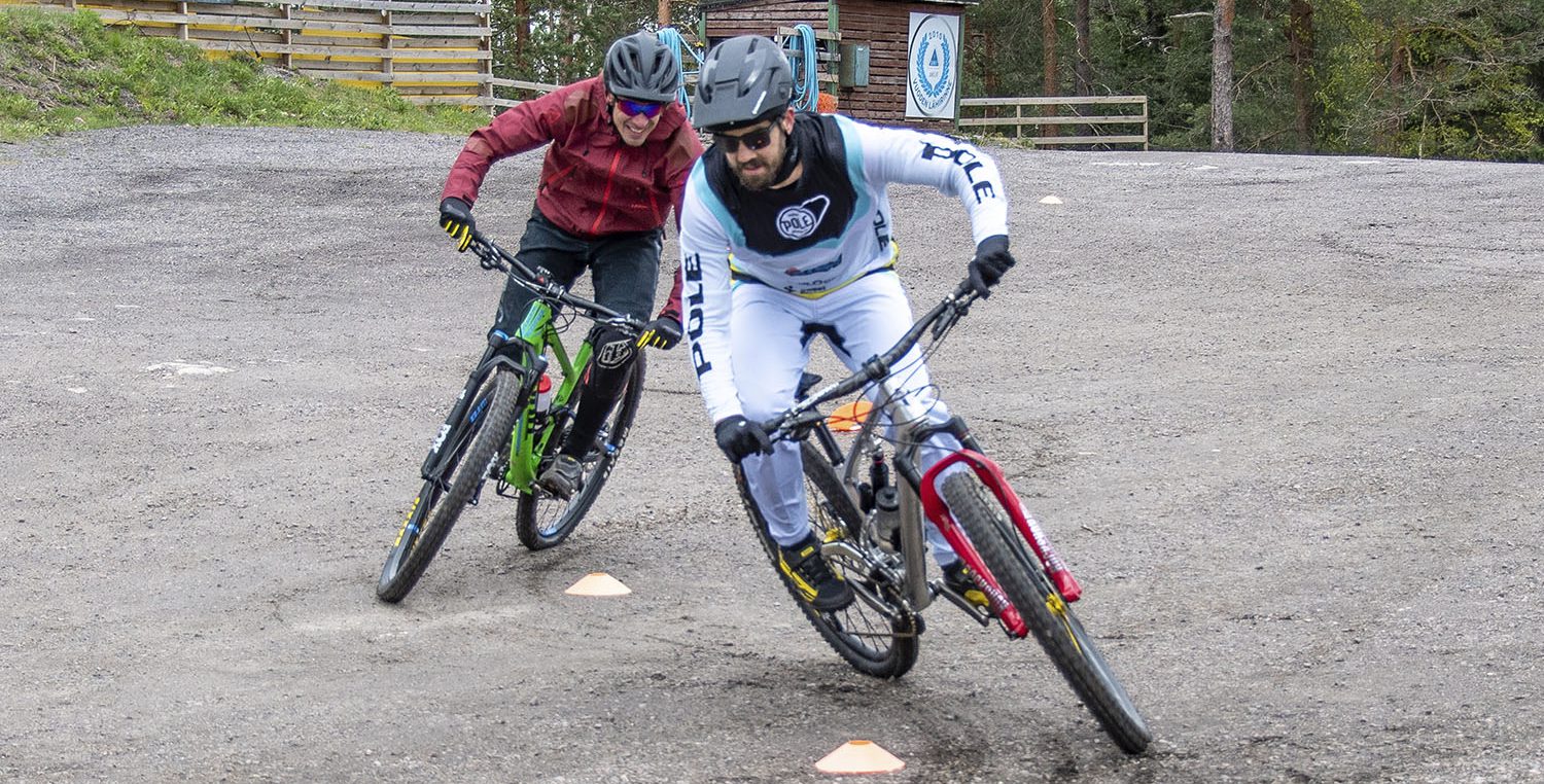 FMBIA-ohjaajat opastavat turvalliseen ja hauskaan bike park -pyöräilyyn. Kuvassa FMBIA-koulutusohjelman luoneet Matti Lehikoinen ja Antti Laiho.