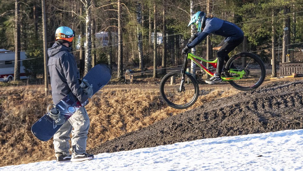 Laskukausi vaihtui keväällä 2020 vauhdilla lumilta bike parkeihin. Kuva uusiutuvan Kalpalinnan keväästä.