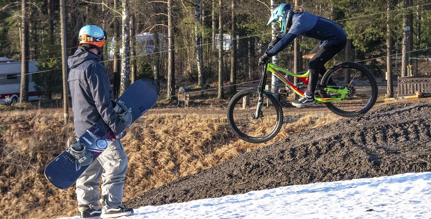 Laskukausi vaihtui keväällä 2020 vauhdilla lumilta bike parkeihin. Kuva uusiutuvan Kalpalinnan keväästä.