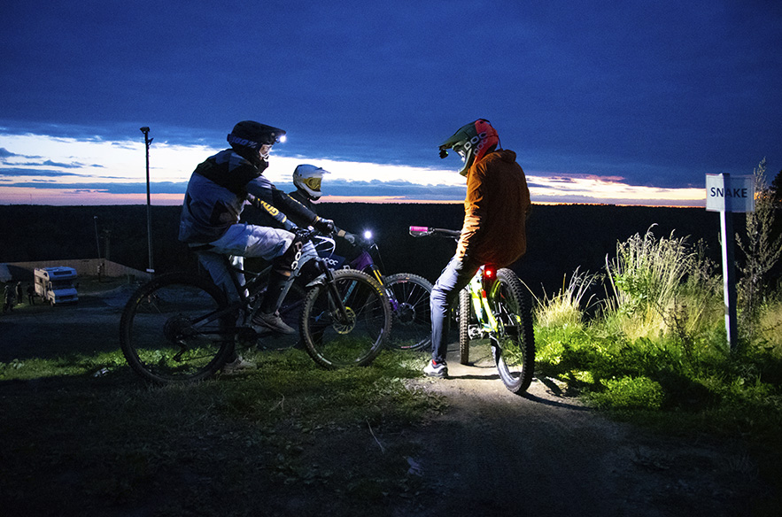 Nuuksio Bike Park on täynnä toimintaa kesällä. Viime kaudella järjestettiin esimerkiksi night rider -ilta.