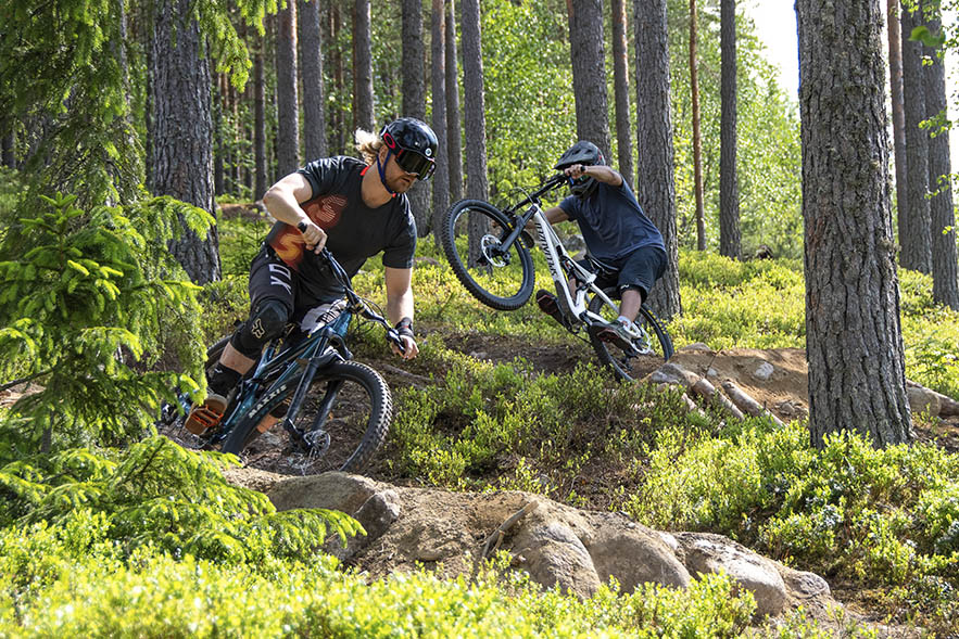 Meri-Teijo Bike Parkin ratamestarit Jani Salminen ja Valtteri Vainio. 