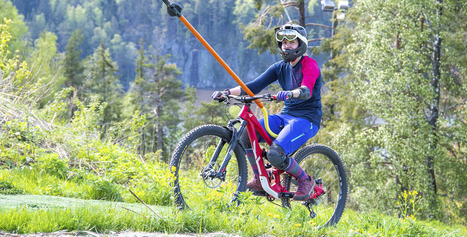 Hissillä nousu bike park -reittien päälle sujuu nopeasti ja helposti.