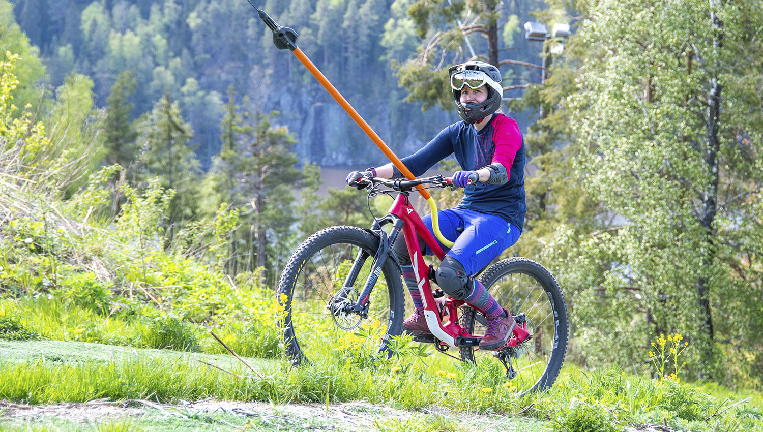 Hissillä nousu bike park -reittien päälle sujuu nopeasti ja helposti.