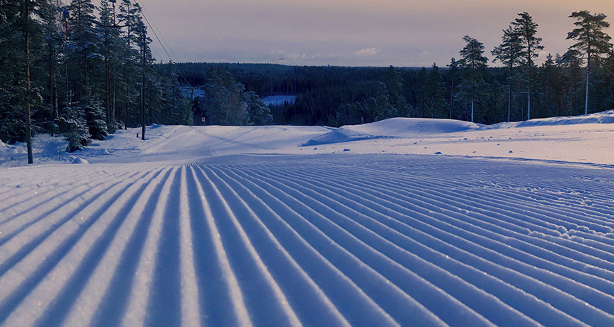 Hoidetut rinteet kutsuvat. Kuvassa Messilän rinneraidat.